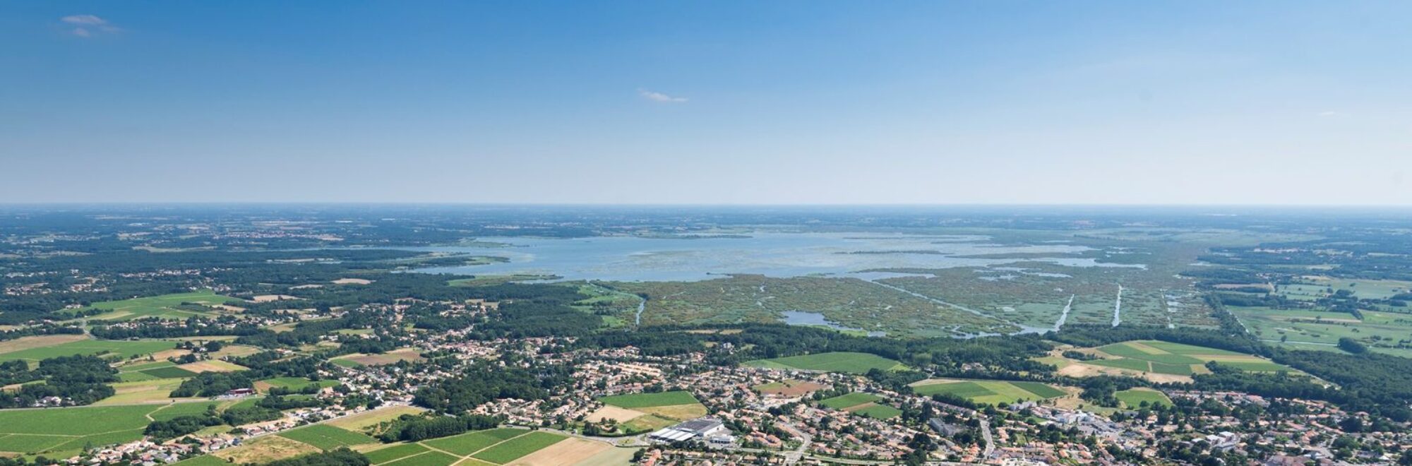 Vué générale de Bouaye, la Mévellière, le centre ville et le Lac de Grand-Lieu en 2018